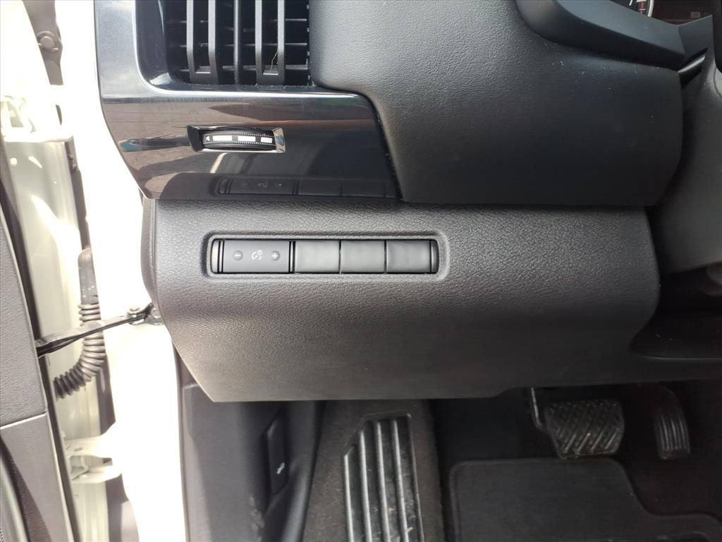 Used 2023 White Nissan S image 19