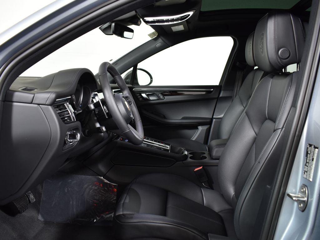 Thumbnail: 2026 Porsche Macan - 5