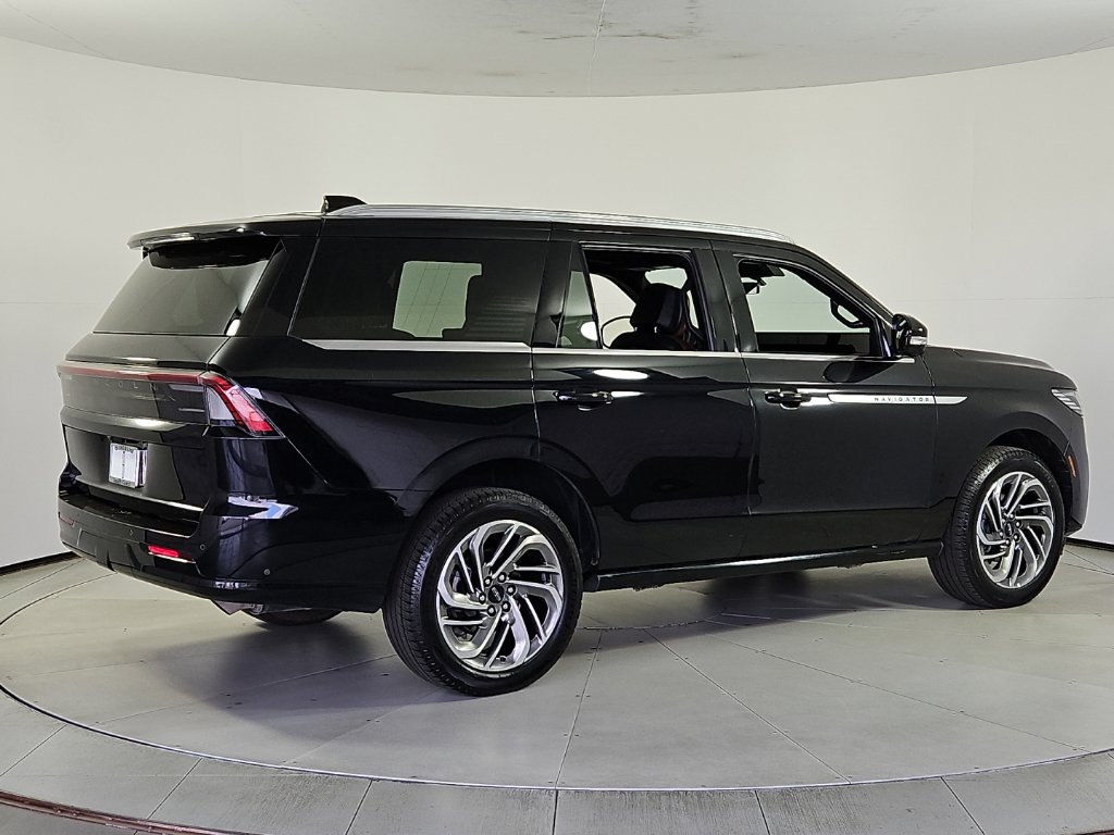 Thumbnail: 2025 Lincoln Navigator - 6
