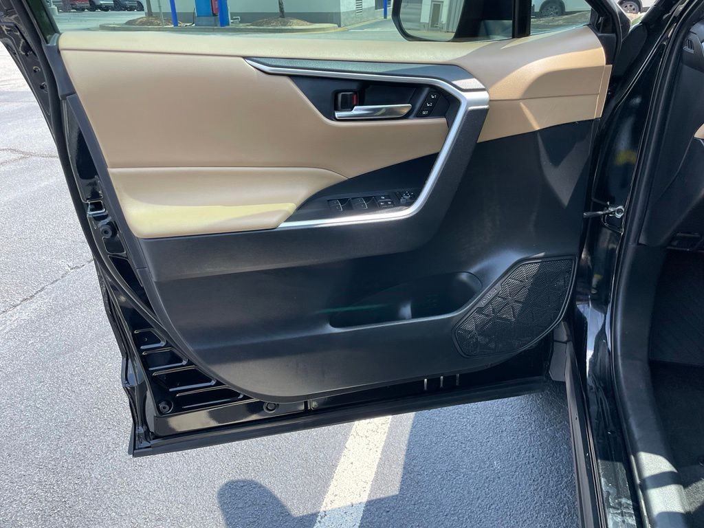 Thumbnail: 2022 Toyota RAV4 - 23