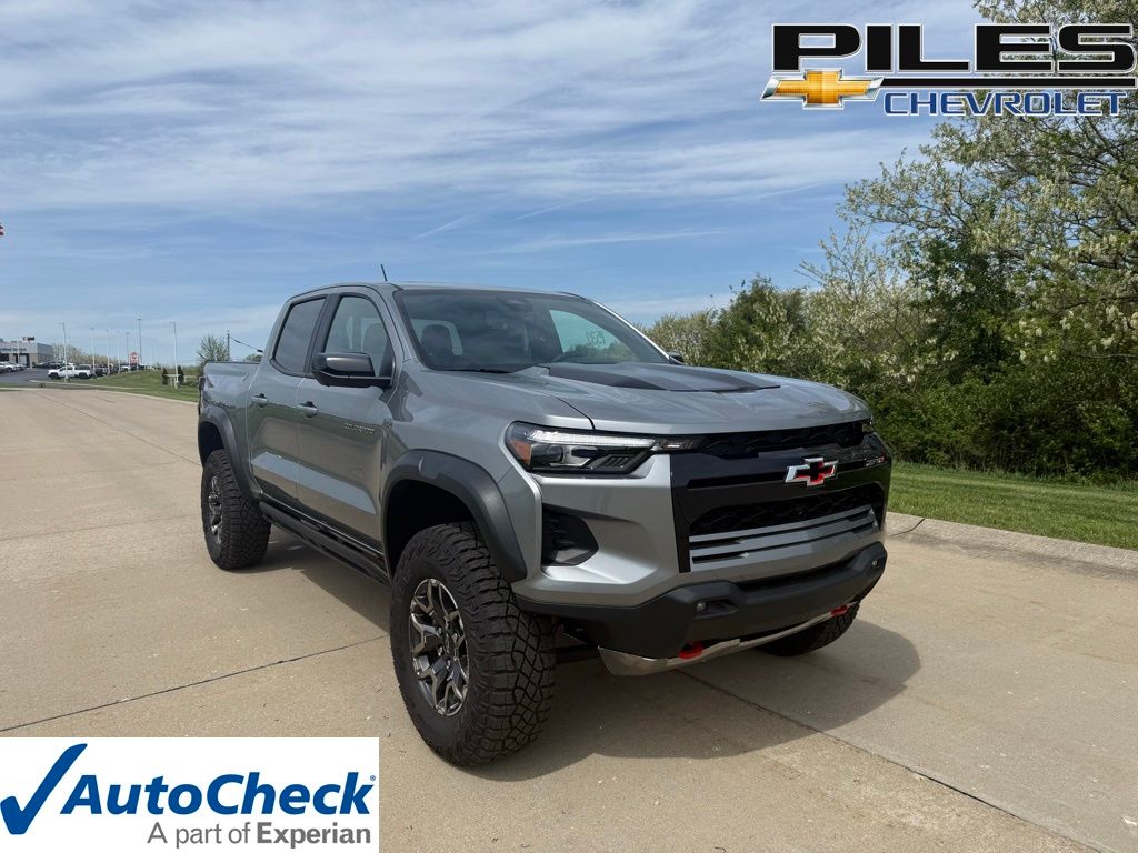 Sterling Gray Metallic 2025 Chevrolet Colorado Pickup Truck Four-Wheel Drive 8-Speed Automatic