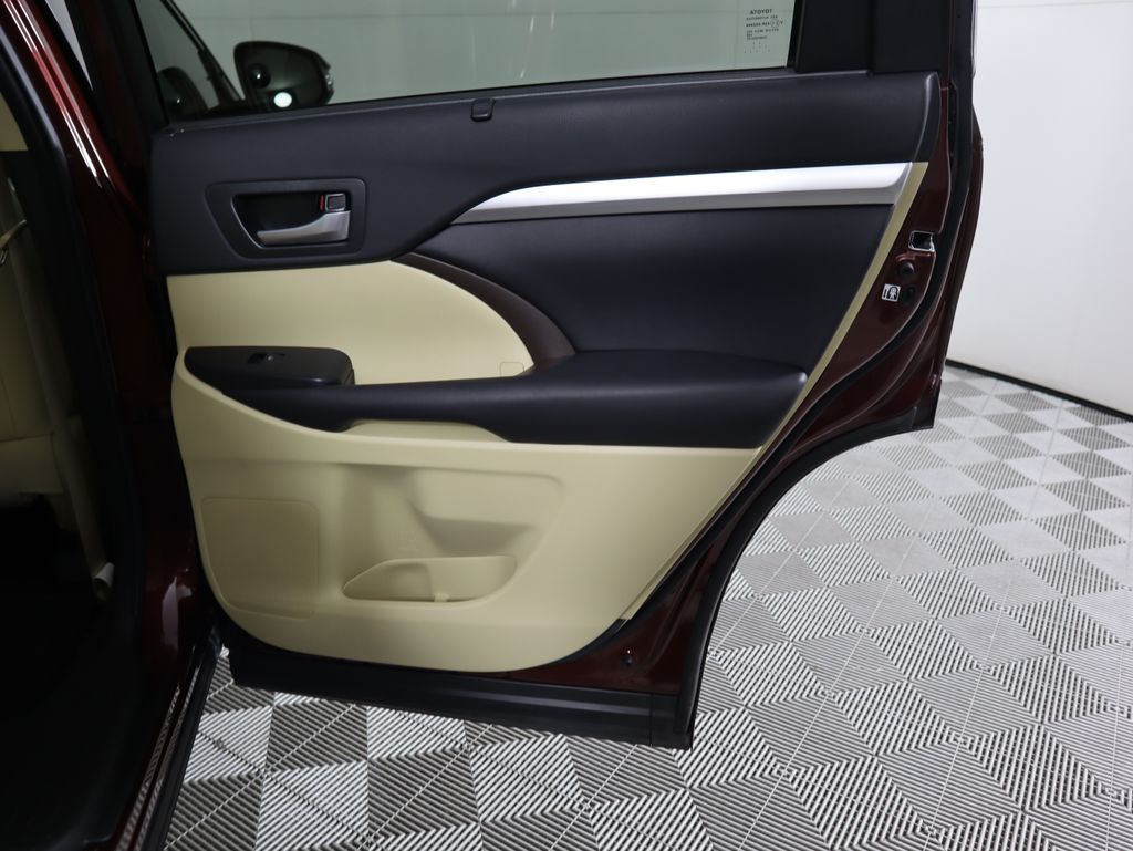 Thumbnail: 2016 Toyota Highlander - 28