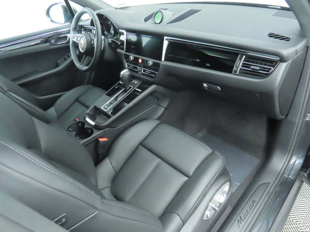 Thumbnail: 2025 Porsche Macan - 21