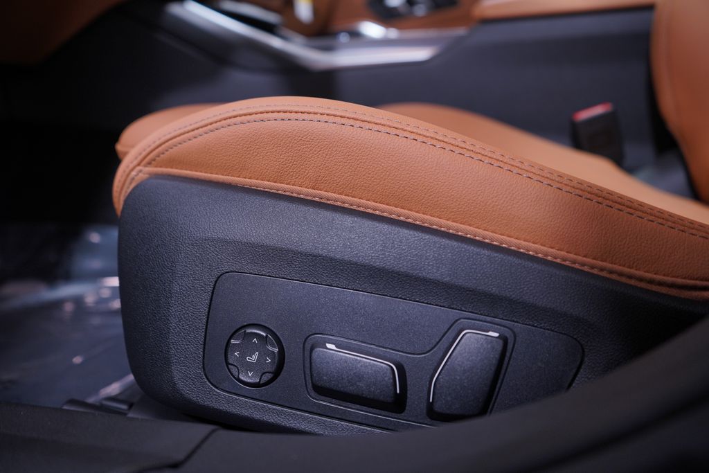 Thumbnail: 2026 BMW 3 Series - 12