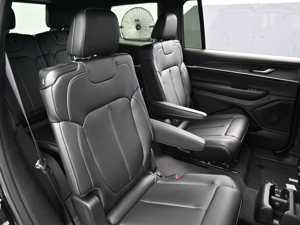 Used 2025 Diamond Black Crystal Pearlcoat Jeep Limited image 38