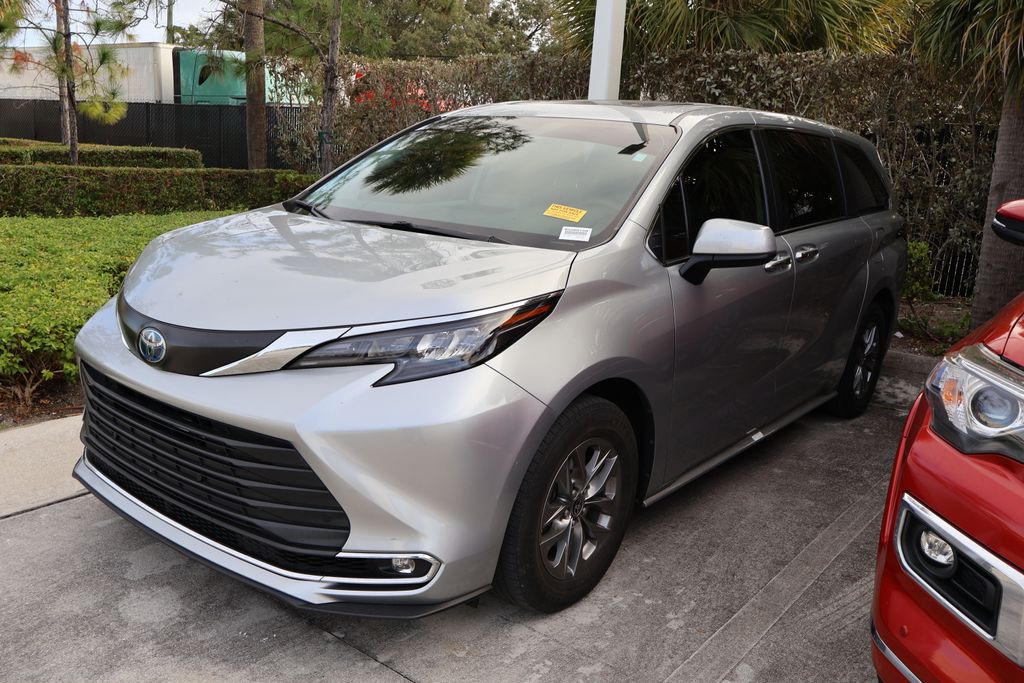 2024 Toyota Sienna XLE's photo