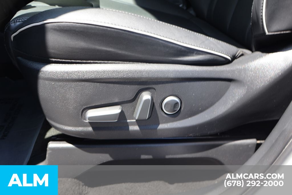 Used 2025 White Hyundai SEL image 12