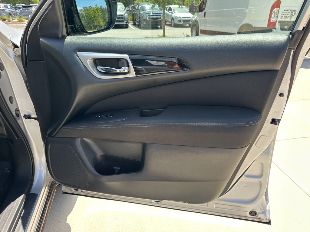 2017 Brilliant Silver Metallic Nissan Pathfinder SV FWD SUV