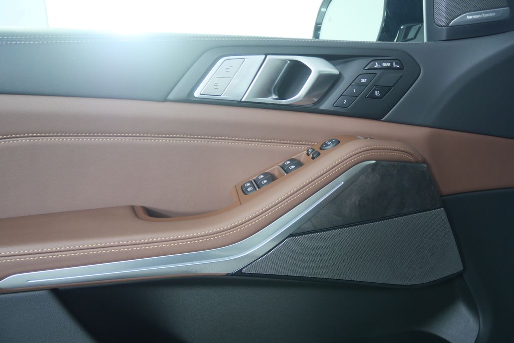 Thumbnail: 2027 BMW X7 - 8
