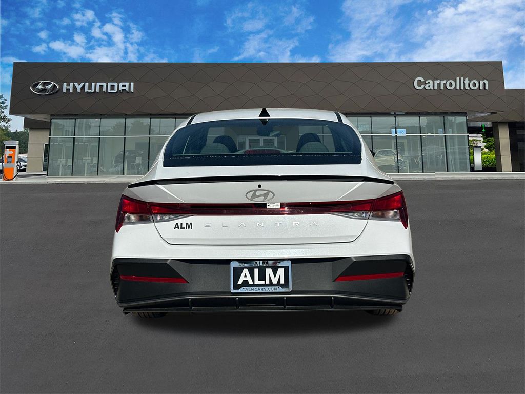 Used 2025 White Hyundai SEL Sport image 6