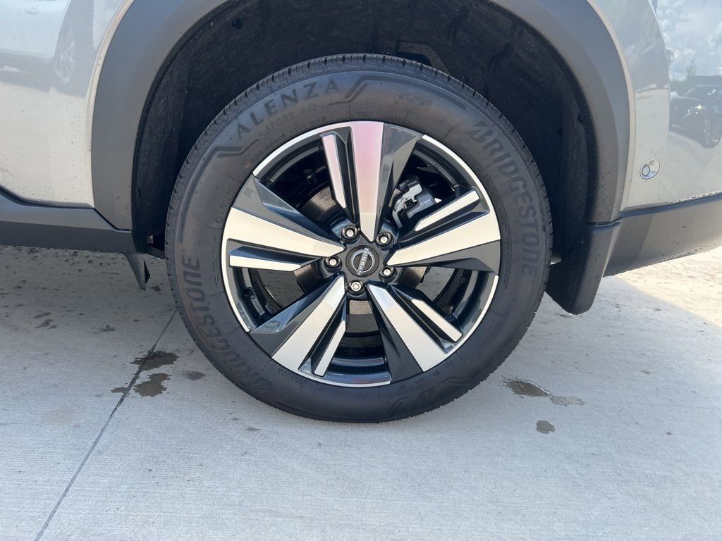 2025 Gun Metallic Nissan Rogue SL FWD SUV