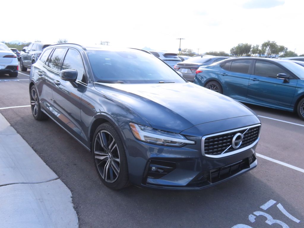 2019 Volvo V60 R-Design's photo
