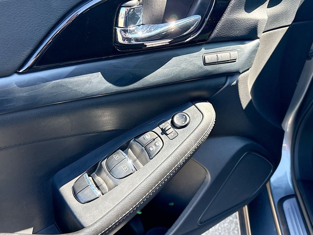 Used 2022 Gray Nissan Platinum image 18