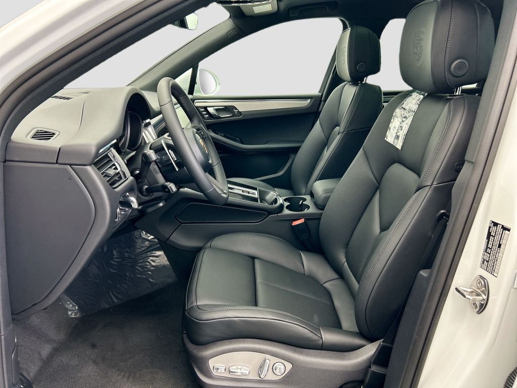 Thumbnail: 2026 Porsche Macan - 5