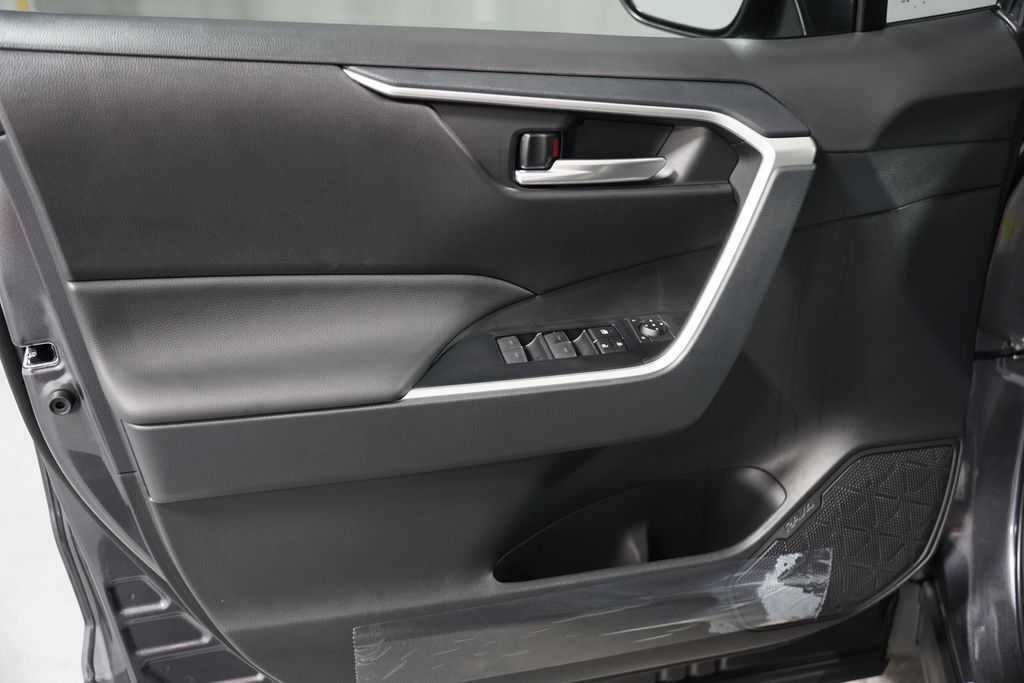 2025 Toyota RAV4 XLE 30