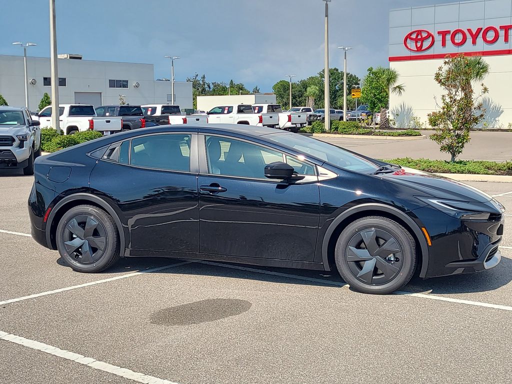 2025 Toyota Prius Plug-in Hybrid SE photo 3