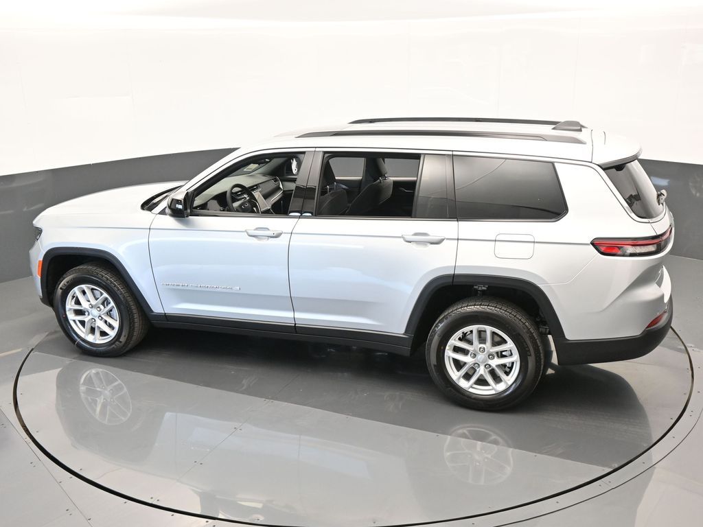 Used 2024 Silver Zynith Jeep Laredo image 39