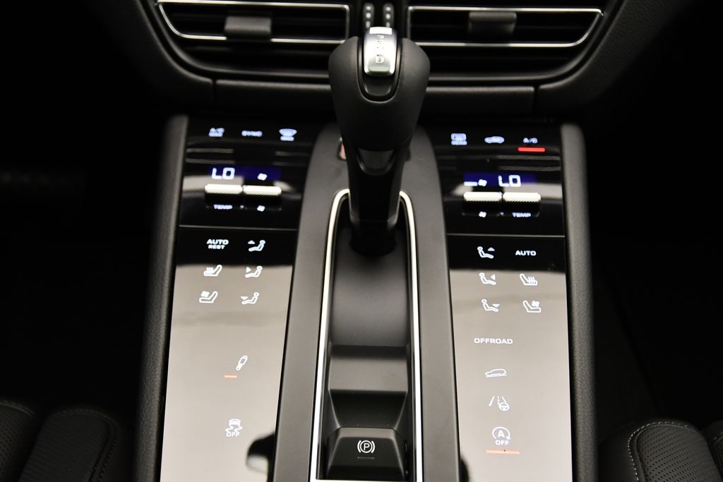 Thumbnail: 2025 Porsche Macan - 30