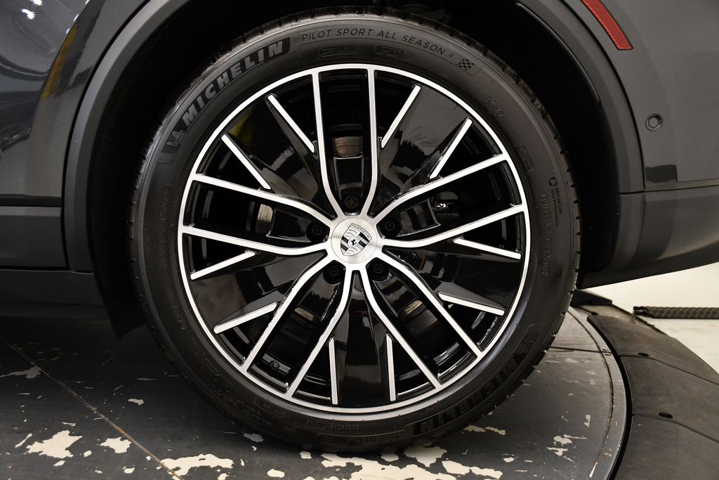Thumbnail: 2025 Porsche Macan - 18