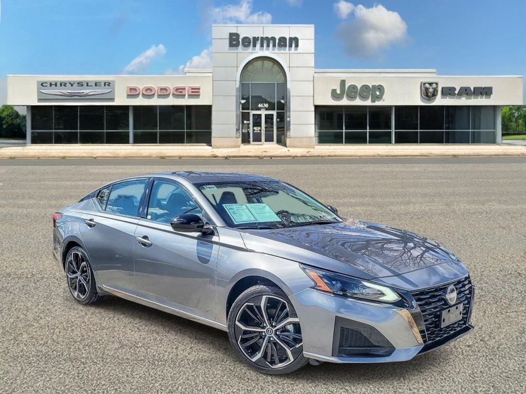 Gray (Gun Metallic) 2024 Nissan Altima 2.5 SR FWD Sedan Front-Wheel Drive Continuously Variable Transmission