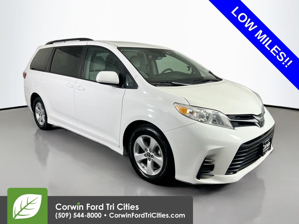 2018 Toyota Sienna LE 7-Passenger FWD with Auto-Access Seat