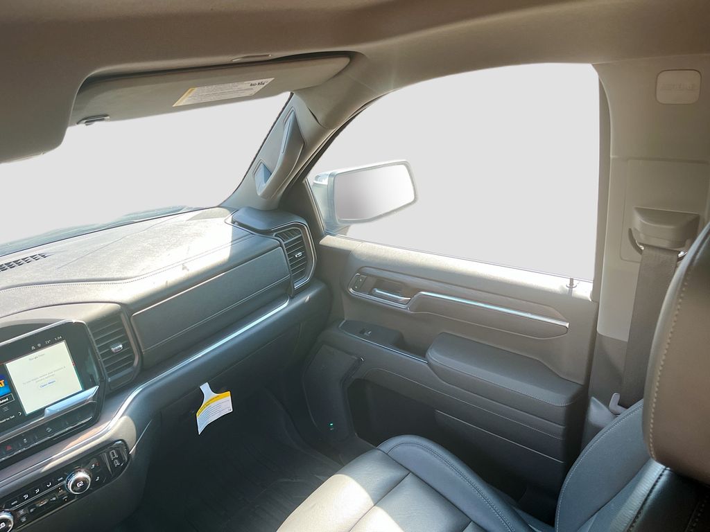 Used 2023 White GMC SLT image 23
