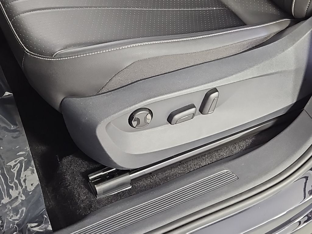 Thumbnail: 2023 Volkswagen Tiguan - 22