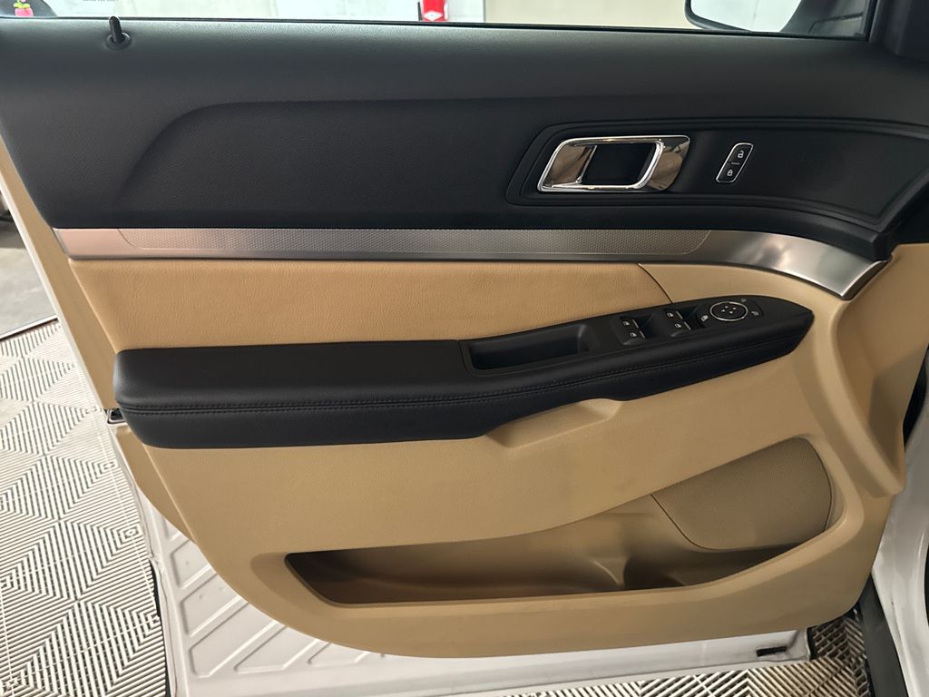 Certified Used 2017 White Ford Base image 15