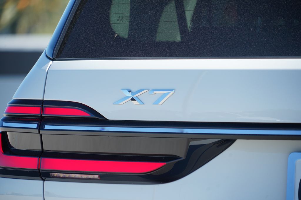 Thumbnail: 2027 BMW X7 - 7