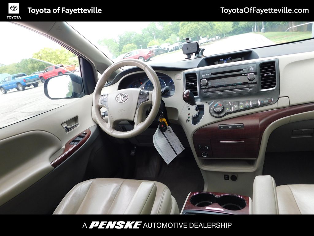 2014 Toyota Sienna XLE 3