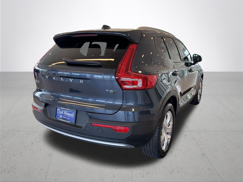 2022 Volvo XC40 Momentum