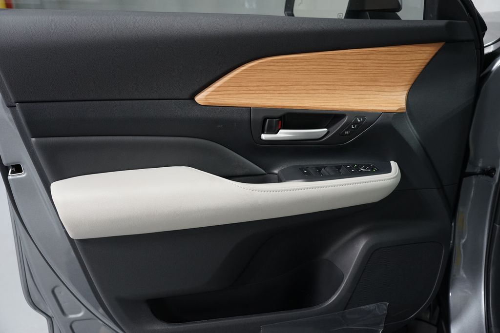 Thumbnail: 2026 Toyota Grand Highlander - 32