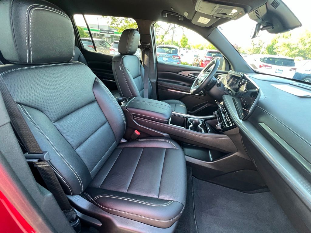Used 2025 Chevrolet Traverse SUV
