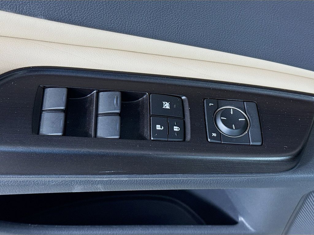 Thumbnail: 2019 Lexus ES - 18