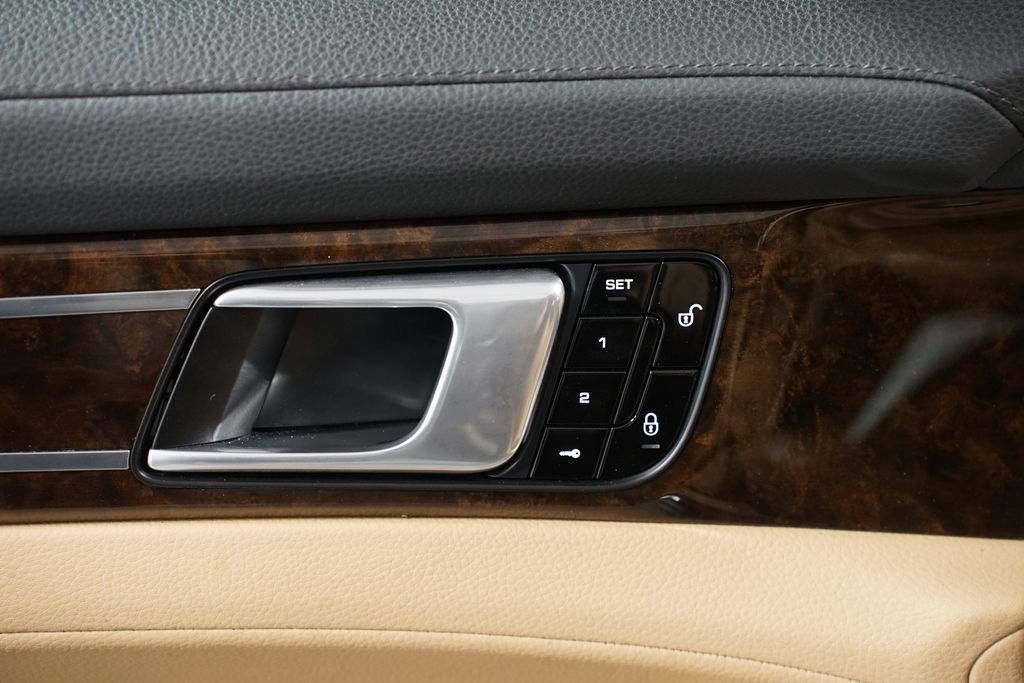 Thumbnail: 2018 Porsche Panamera - 30