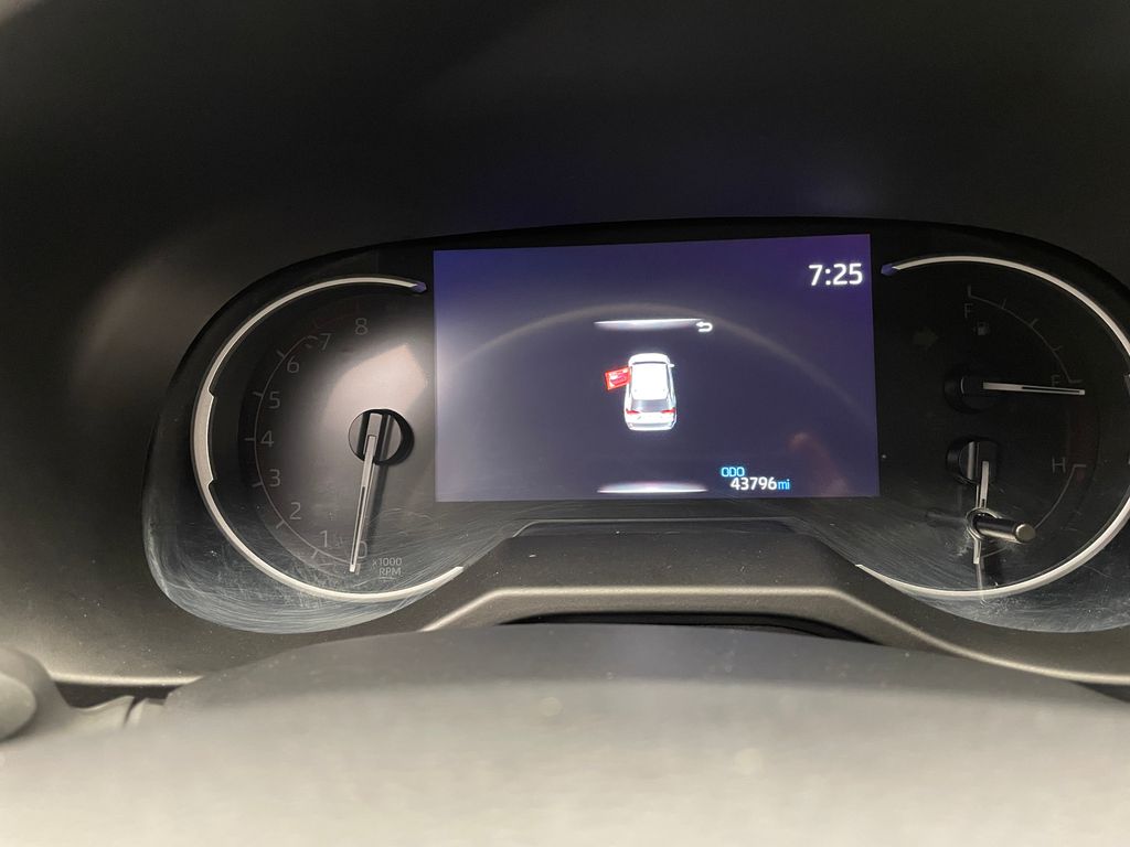 2023 Toyota RAV4 XLE 24