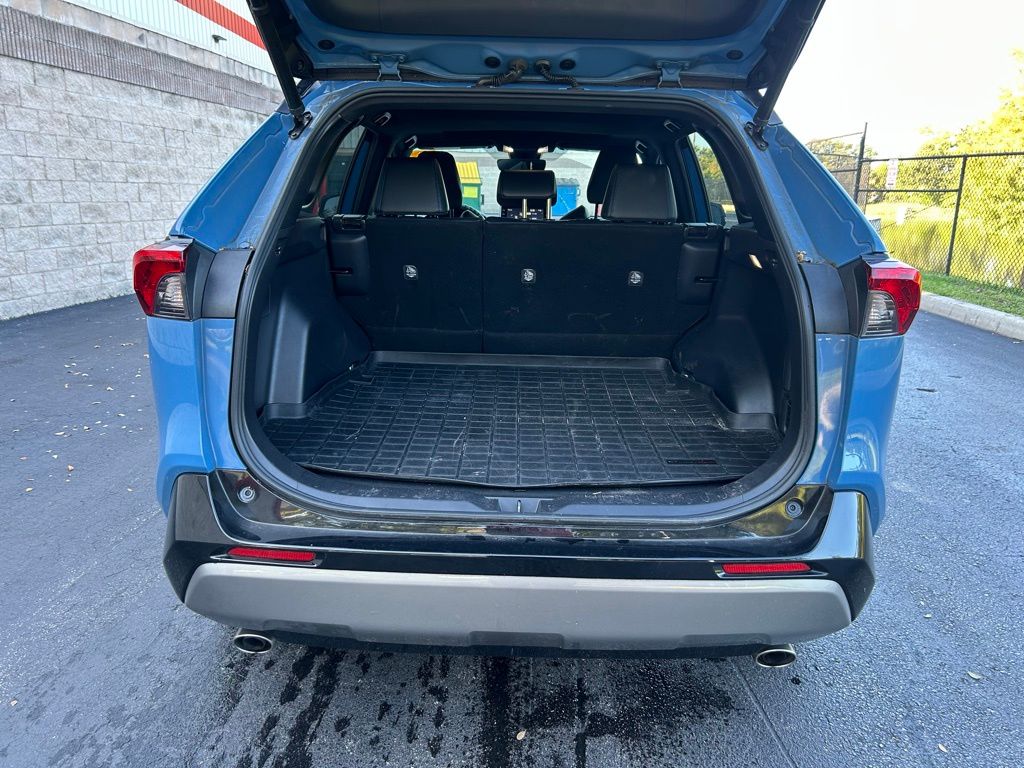 Thumbnail: 2022 Toyota RAV4 - 10