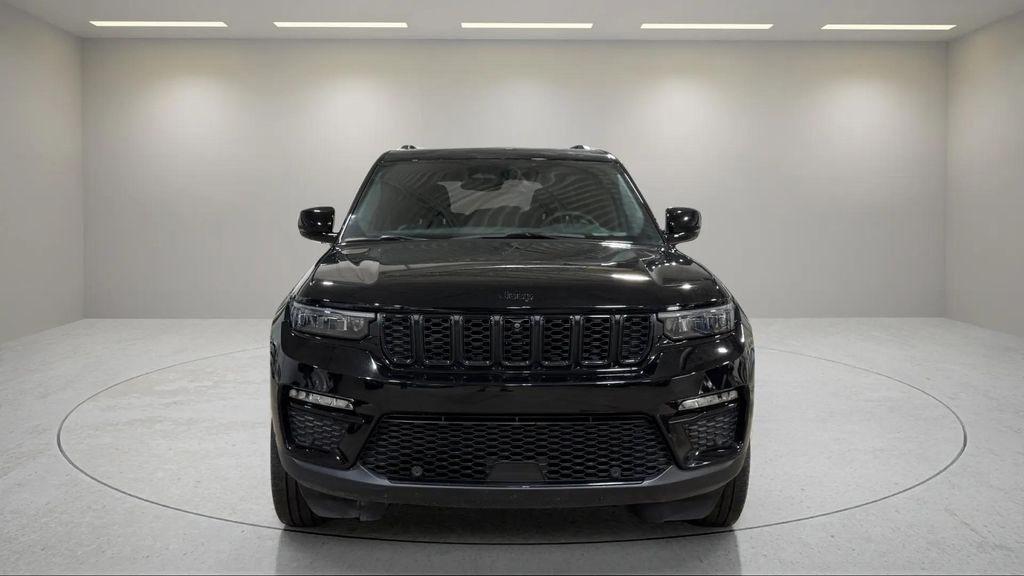 Used 2024 Diamond Black Crystal Pearlcoat Jeep Limited image 2