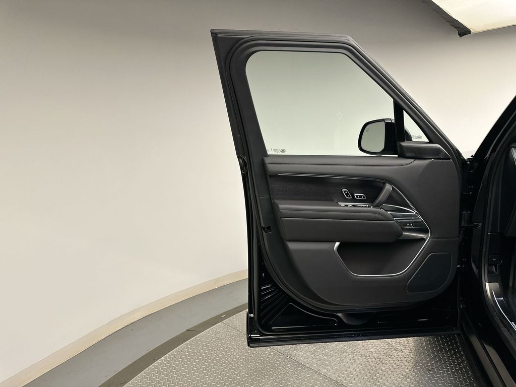 2025 Land Rover Range Rover SE 9