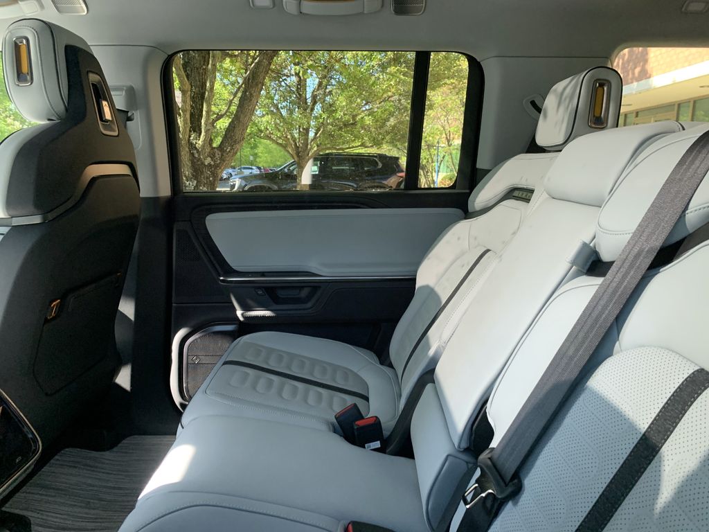 Thumbnail: 2025 Rivian R1S - 10