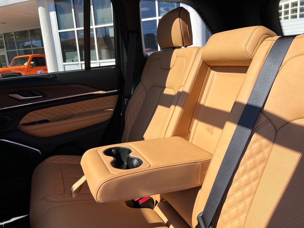 new 2025 Jeep Grand Cherokee car, priced at $57,990