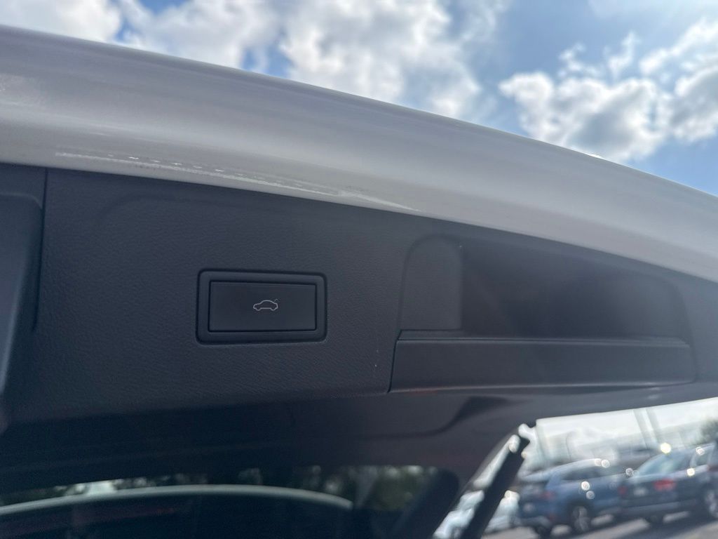 2024 Volkswagen Atlas 2.0T SE w/Technology White at South Hills CDJR