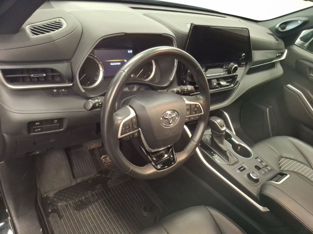 Used 2024 Toyota Highlander SUV