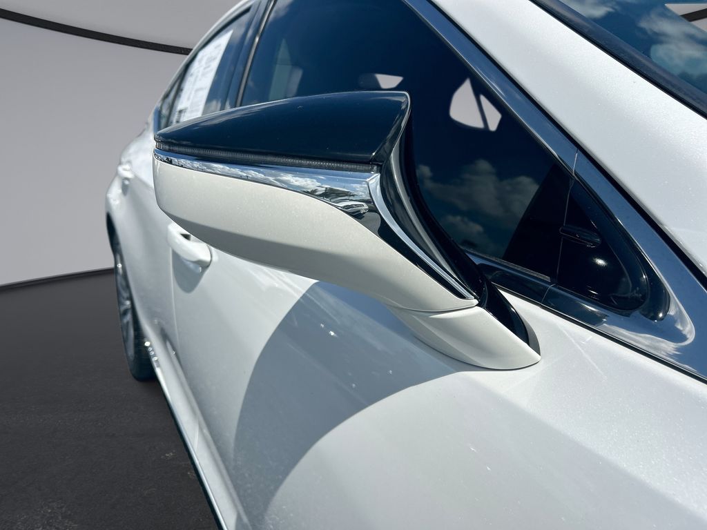 Thumbnail: 2021 Lexus ES - 31