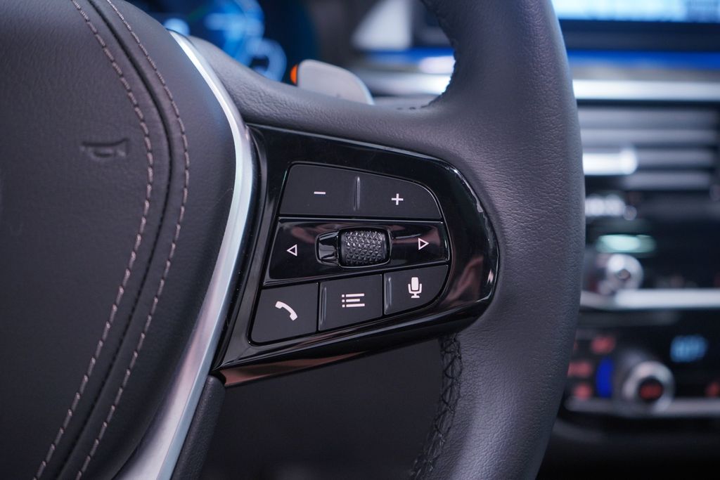 Thumbnail: 2023 BMW 5 Series - 21