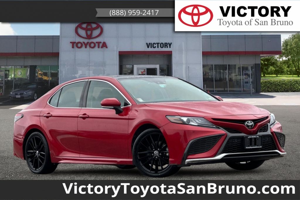 2024 Toyota Camry Rojo (Supersonic Red) Sedán Tracción delantera 8 velocidades Automática