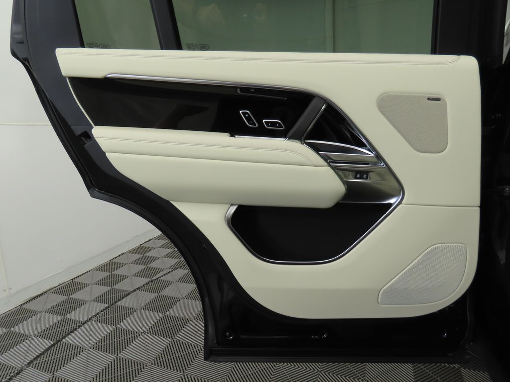 2025 Land Rover Range Rover SE 28