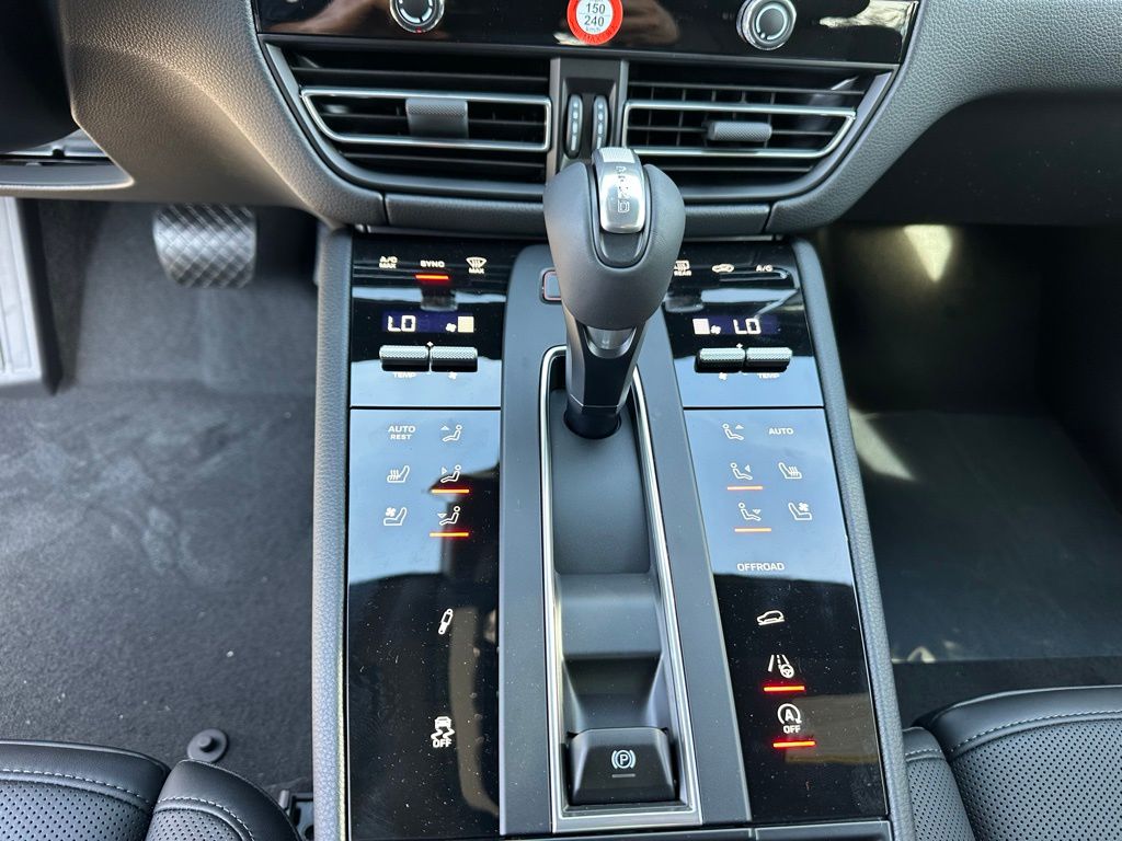 Thumbnail: 2026 Porsche Macan - 24