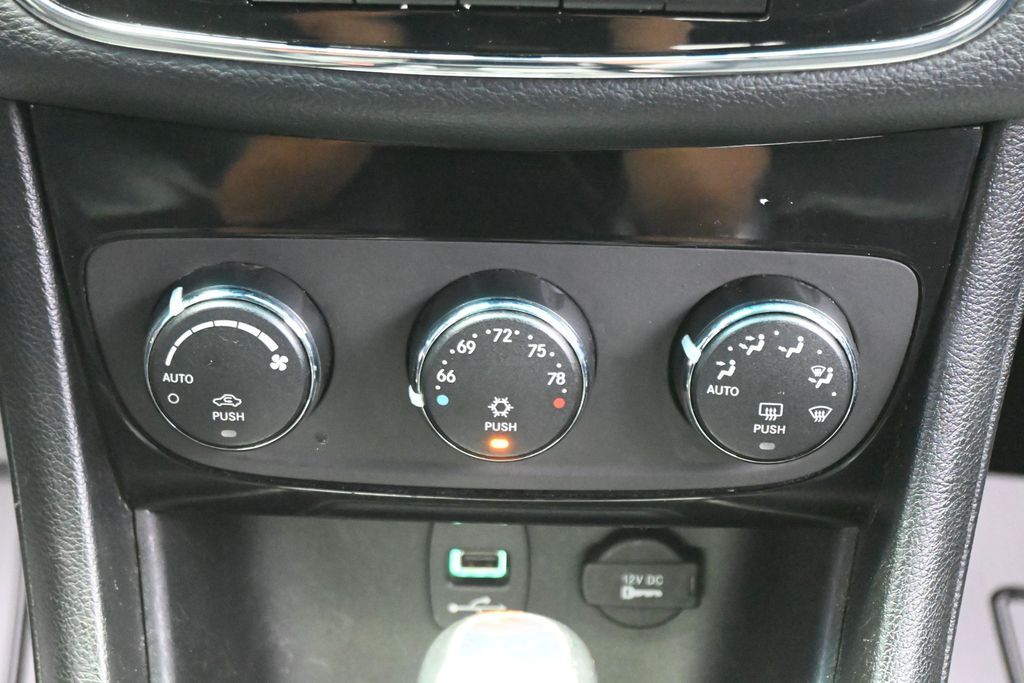 2013 Chrysler 200 Limited - Photo 17