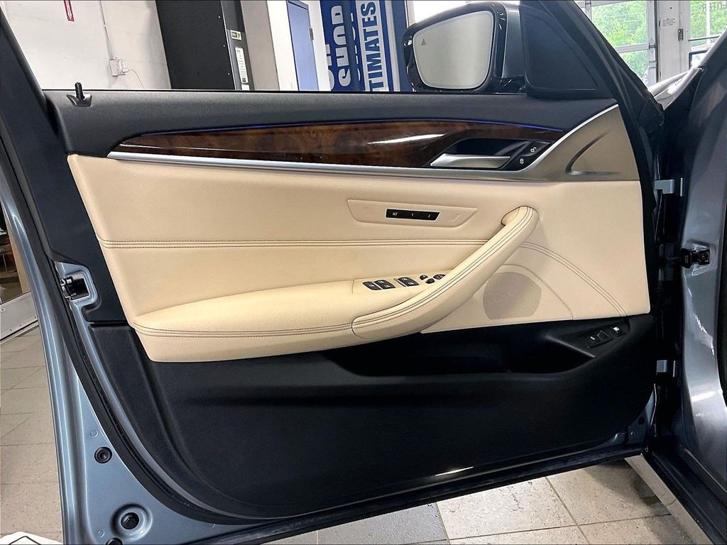 2019 BMW 5 Series — photo 9